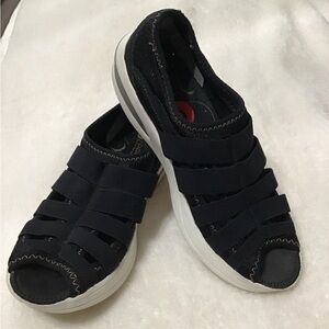 Woman’s 6 BZEES SLIP ON SHOES